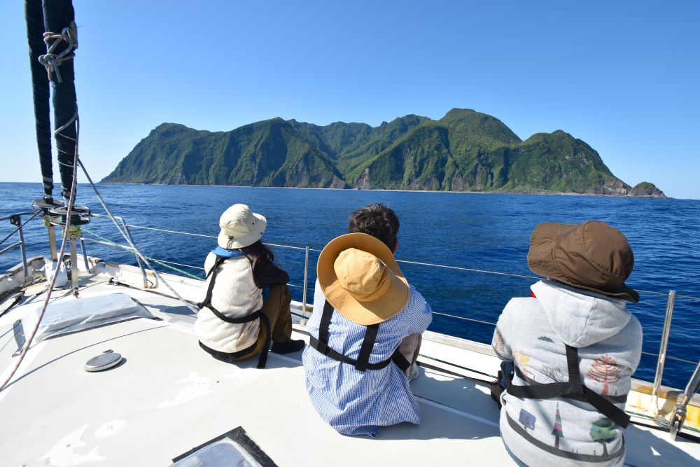 御蔵島の緑鮮やかな姿に皆うっとり